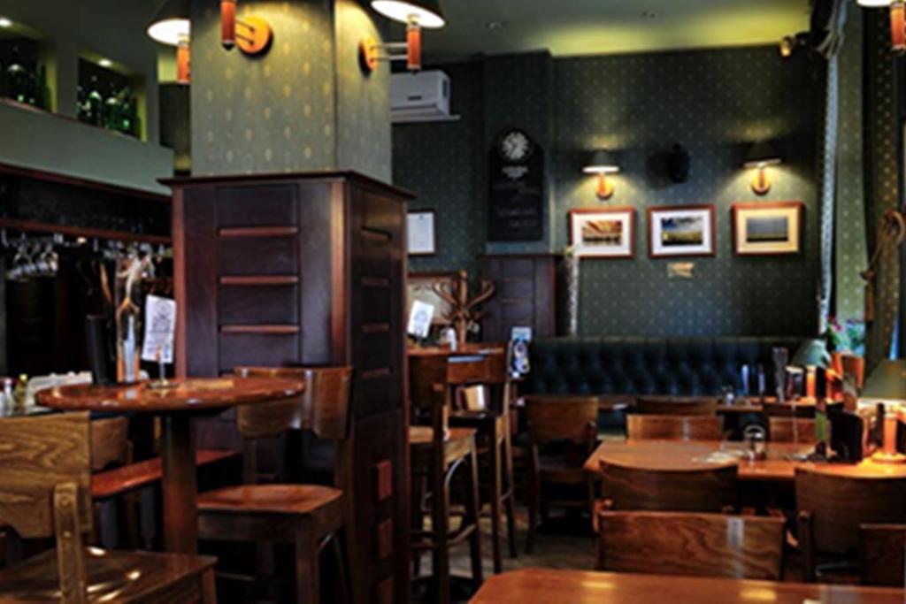 Corner Hotel & Kavehaz دوناويفاروش المظهر الخارجي الصورة