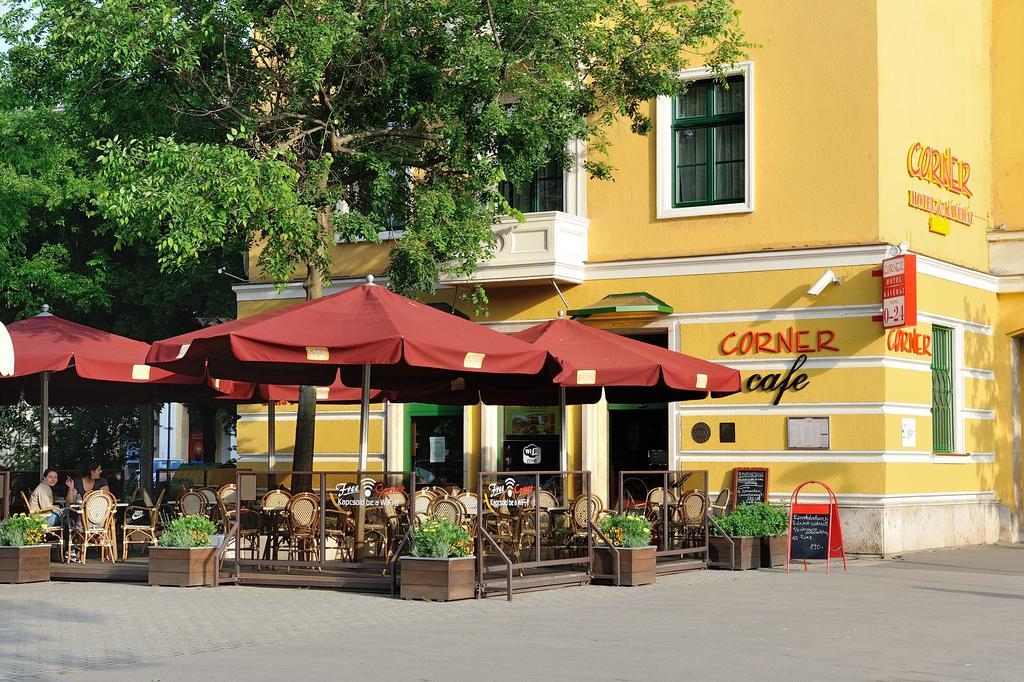 Corner Hotel & Kavehaz دوناويفاروش المظهر الخارجي الصورة